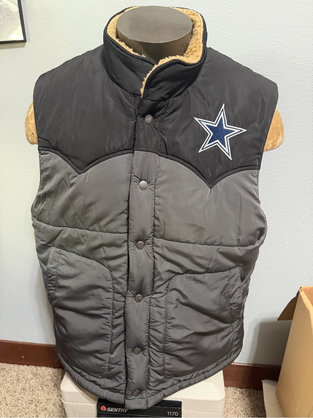 NFL Dallas Cowboys Sherpa Lined Men's XL Gray & Black Puffer Vest